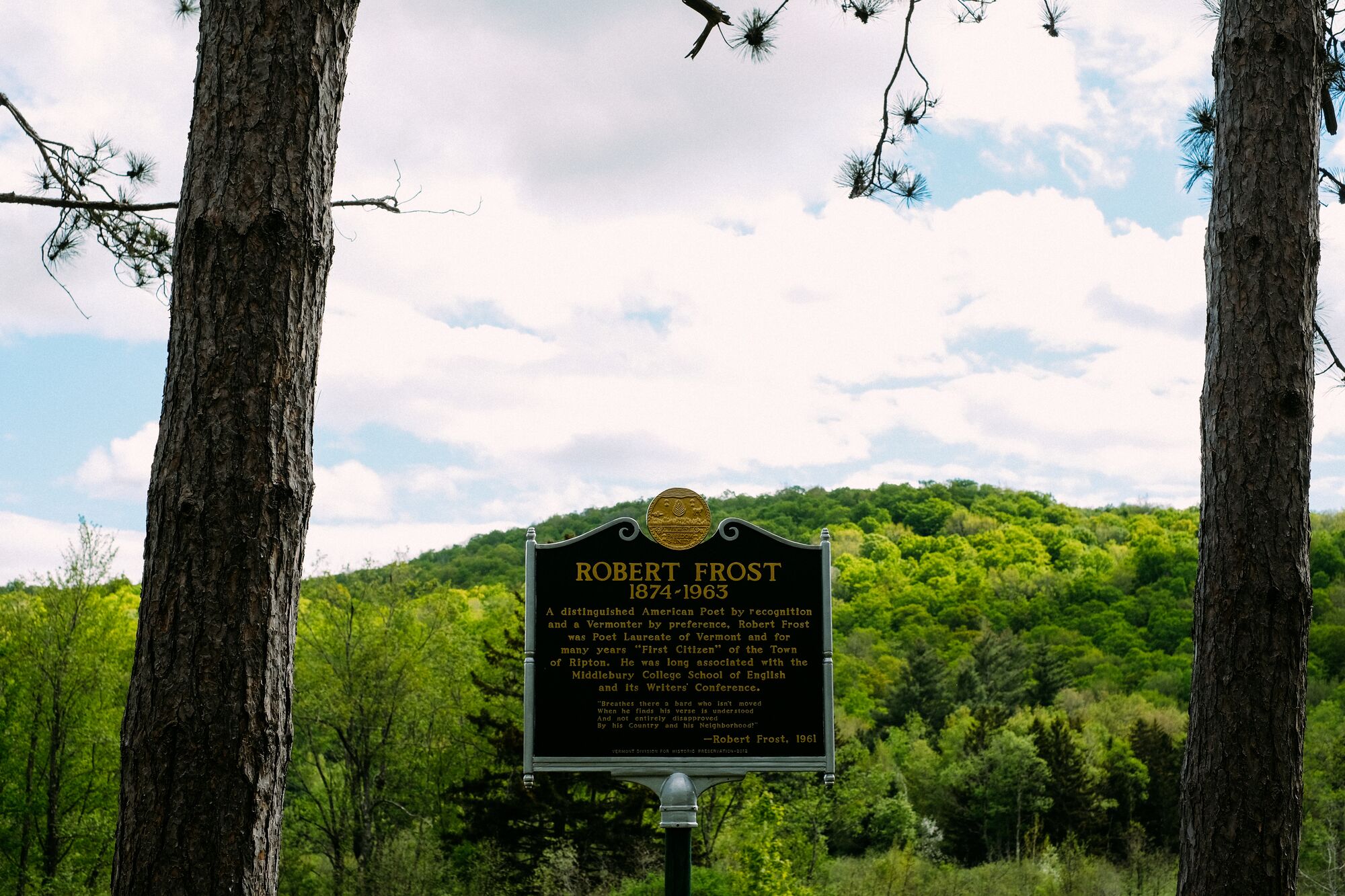 A historical marker sicn about Robert Frost in Vermont.