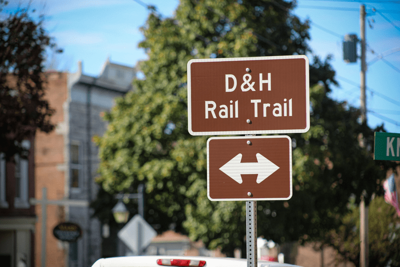 Street signage showing the D&H Rail Trail crossing.